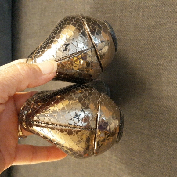 Stuart Weitzman Pewter Metallic Snake Embossed Leather Low Wedge Heels 9.5N - Picture 8 of 8